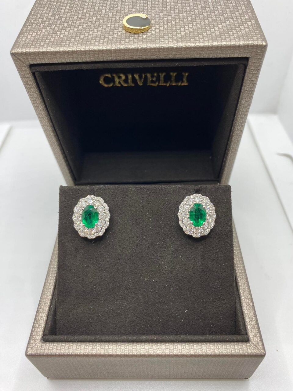 Alternative view of Orecchini Crivelli con Smeraldi Ct. 2,25 e Diamanti