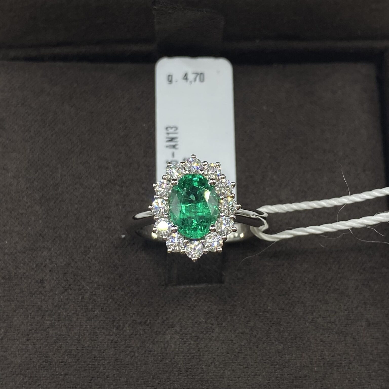 Alternative view of Anello Donna Crivelli con Diamanti e Smeraldo Ct 1.25