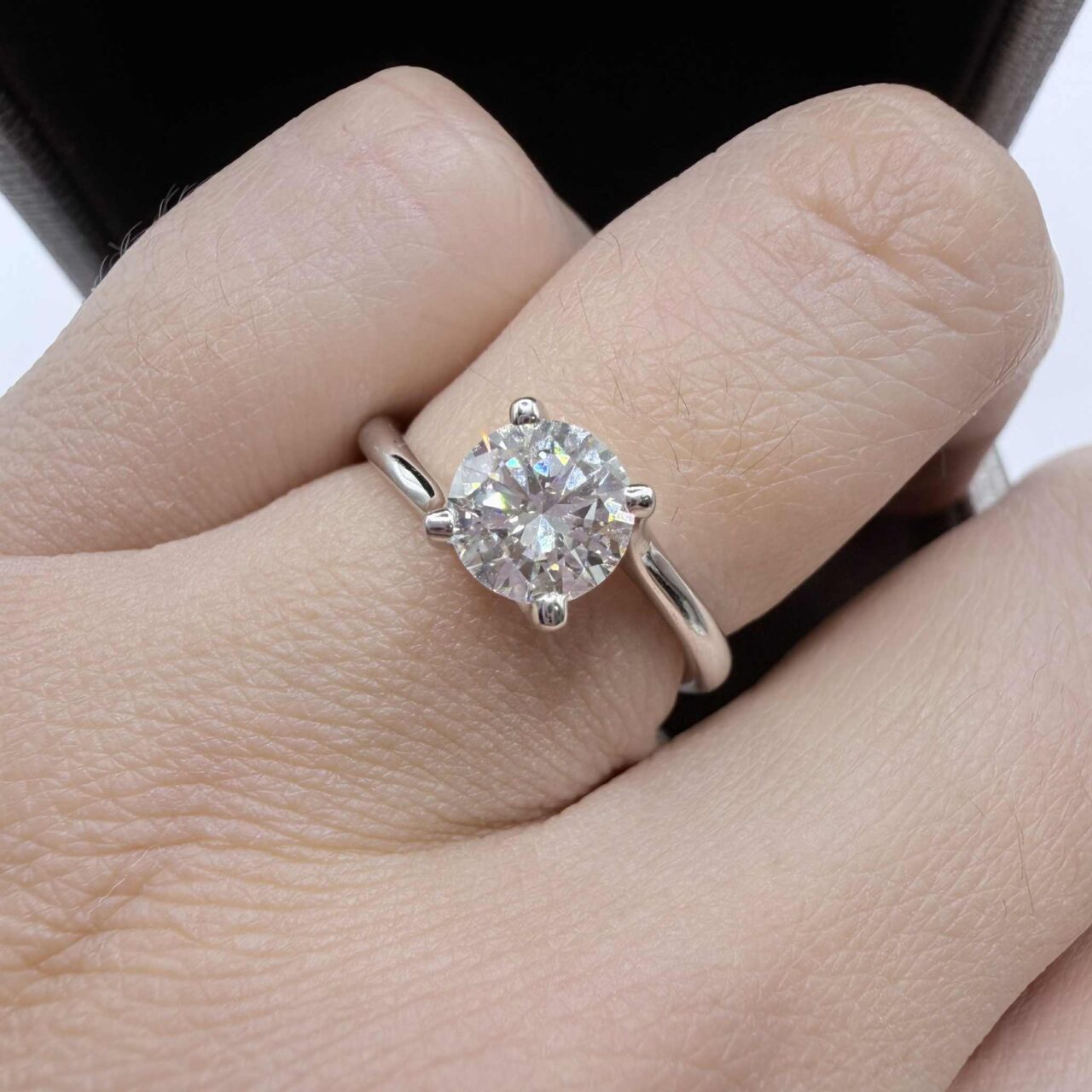 Alternative view of Anello Crivelli Solitario in Oro Bianco e Brillante GIA Ct 1.01