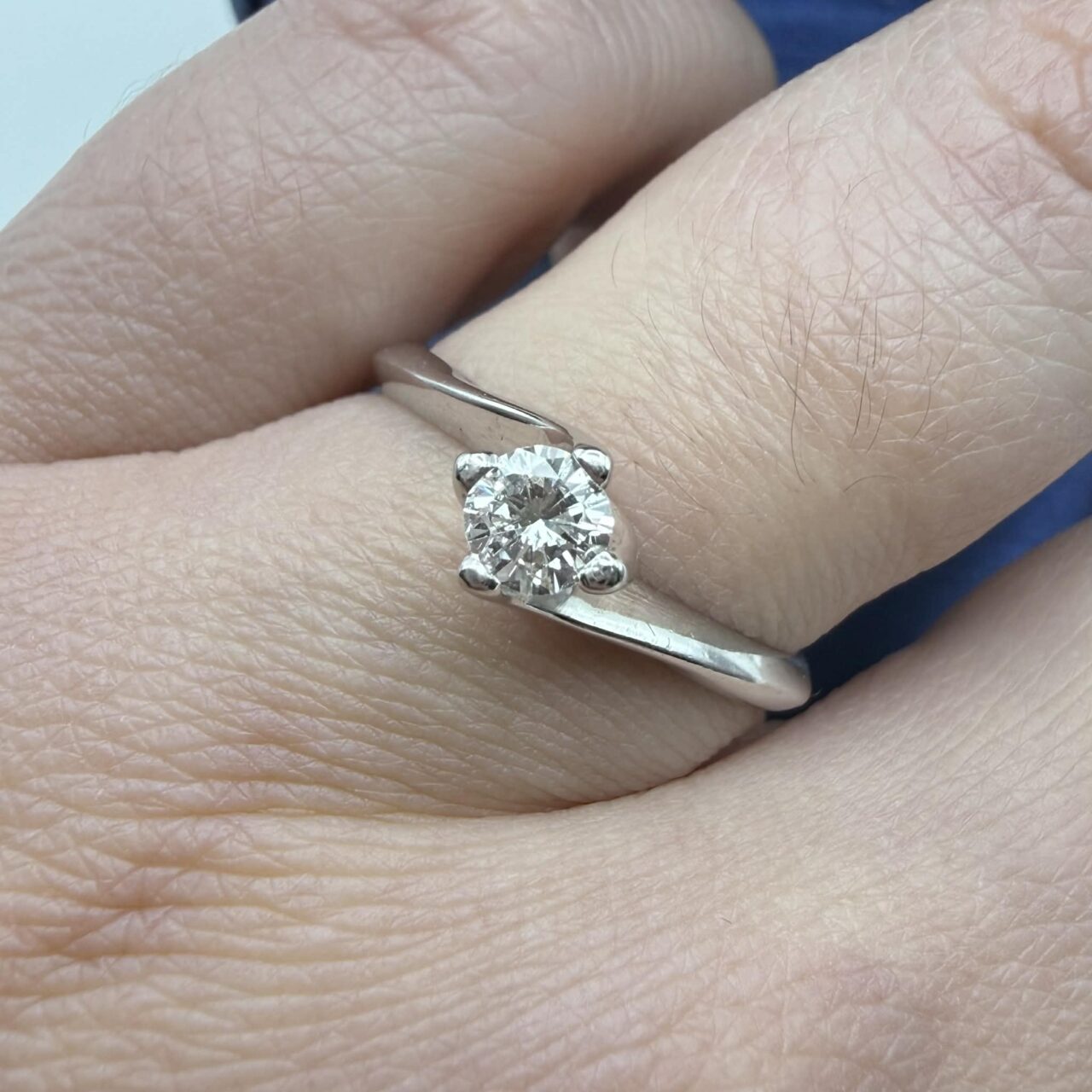 Alternative view of Anello Solitario in oro Bianco e Brillante Ct. 0,30