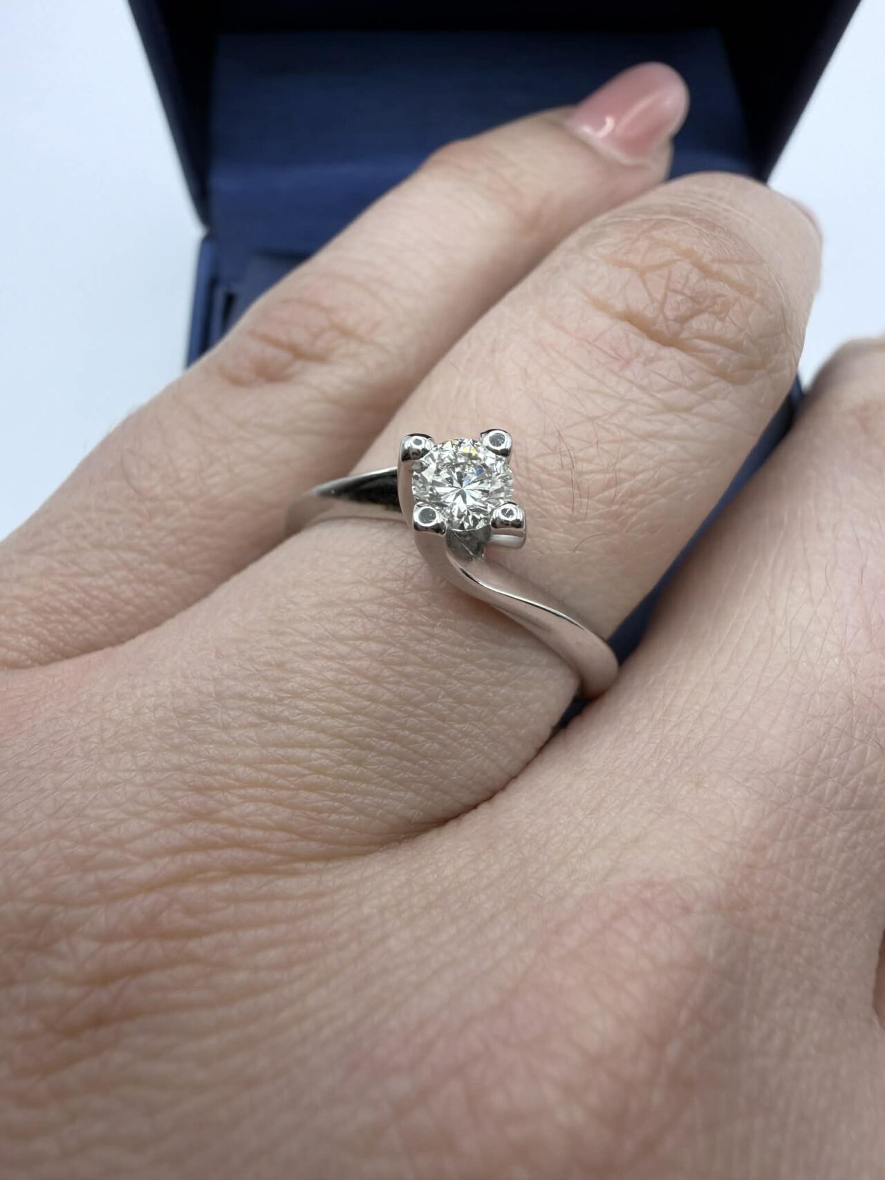 Alternative view of Anello Solitario in oro Bianco e Brillante Ct. 0,29