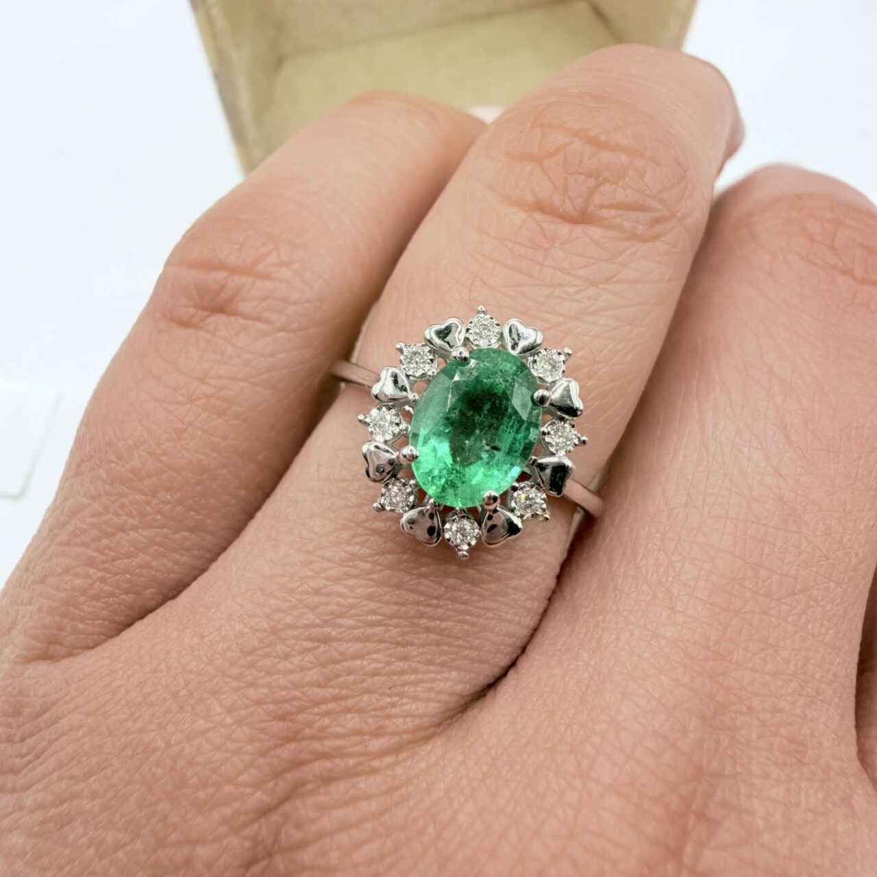 Alternative view of Anello a Rosetta Donna Oro con Smeraldo Ct. 1,20