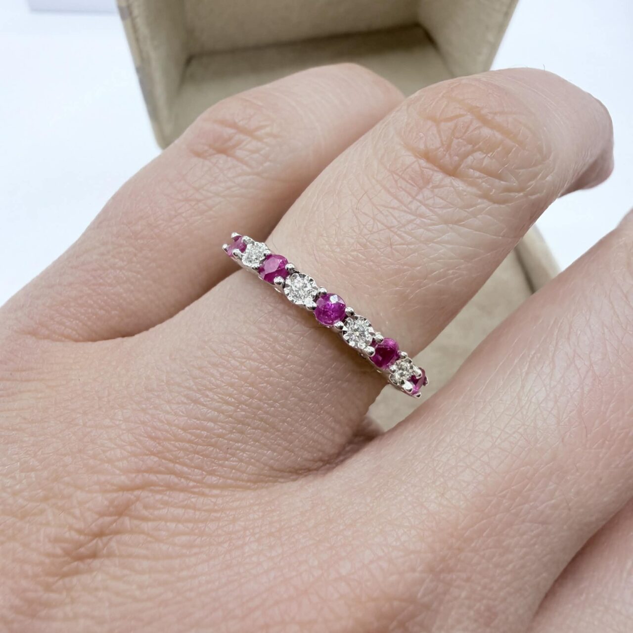 Alternative view of Anello Veretta Donna Oro con Rubini Ct 0.50 e Brillanti