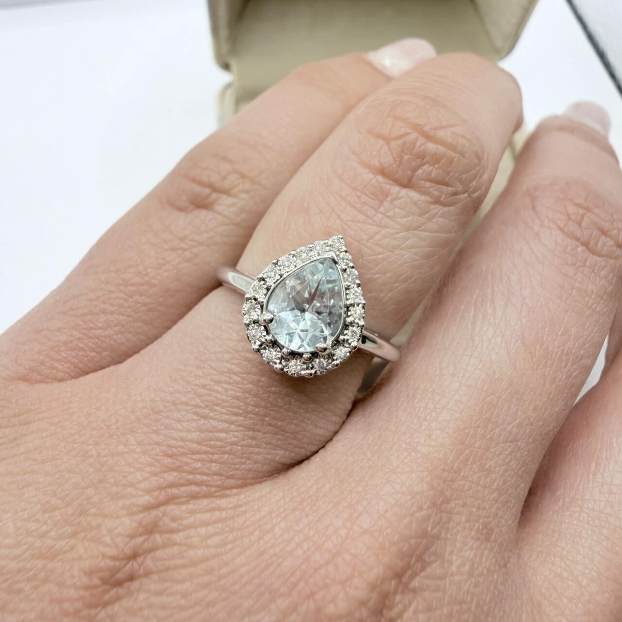 Alternative view of Anello a Goccia Donna Oro con Acquamarina Ct. 1,10